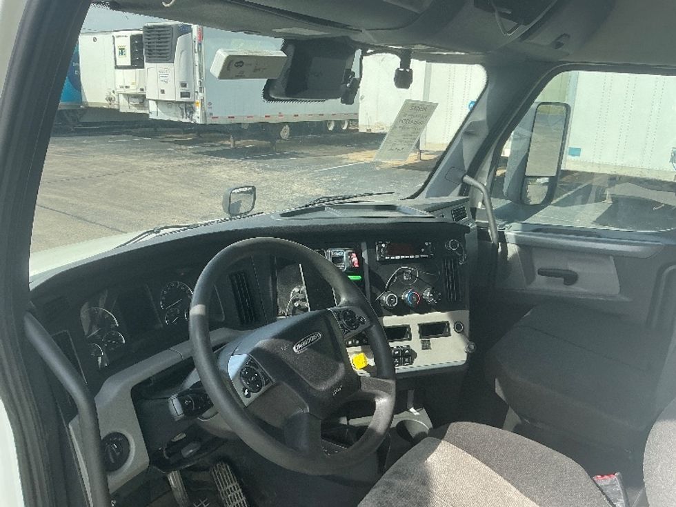 Day Cab Tractor-Heavy Duty Tractors-Freightliner-2022-T12664ST-Piqua-OH-664,475\n\t\tmiles-$ 33,000 - Image 10