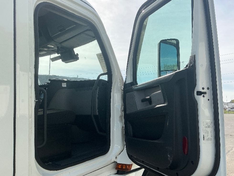Day Cab Tractor-Heavy Duty Tractors-Freightliner-2022-T12664ST-Piqua-OH-664,475\n\t\tmiles-$ 33,000 - Image 12
