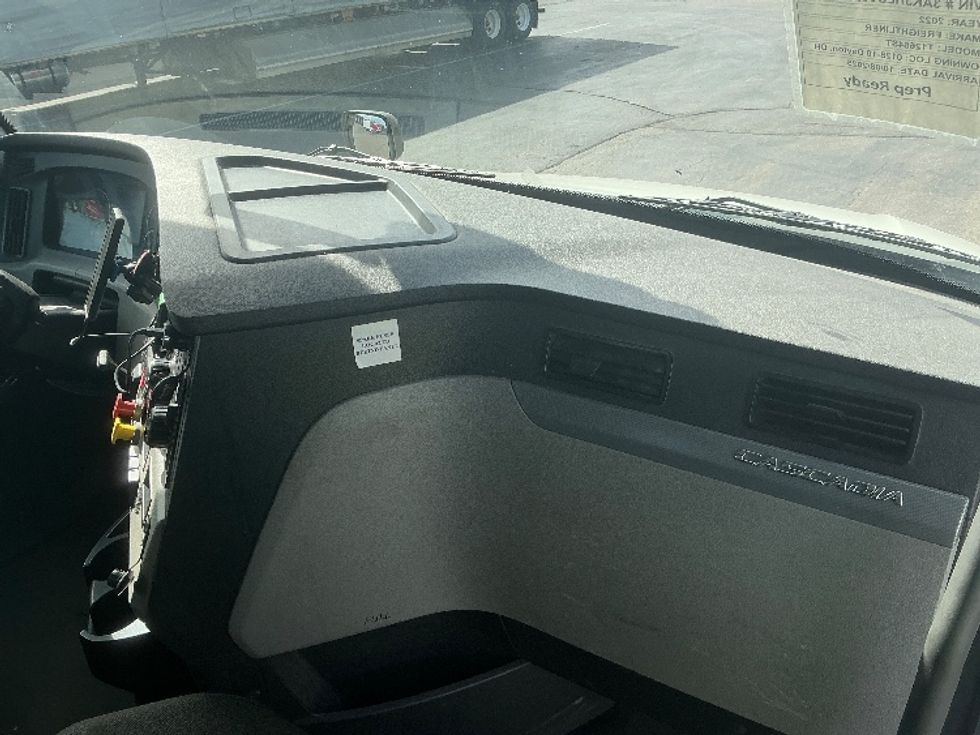 Day Cab Tractor-Heavy Duty Tractors-Freightliner-2022-T12664ST-Piqua-OH-664,475\n\t\tmiles-$ 33,000 - Image 13