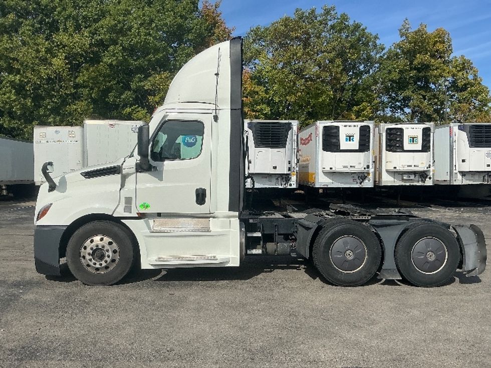 Day Cab Tractor-Heavy Duty Tractors-Freightliner-2022-T12664ST-Piqua-OH-664,475\n\t\tmiles-$ 33,000 - Image 4