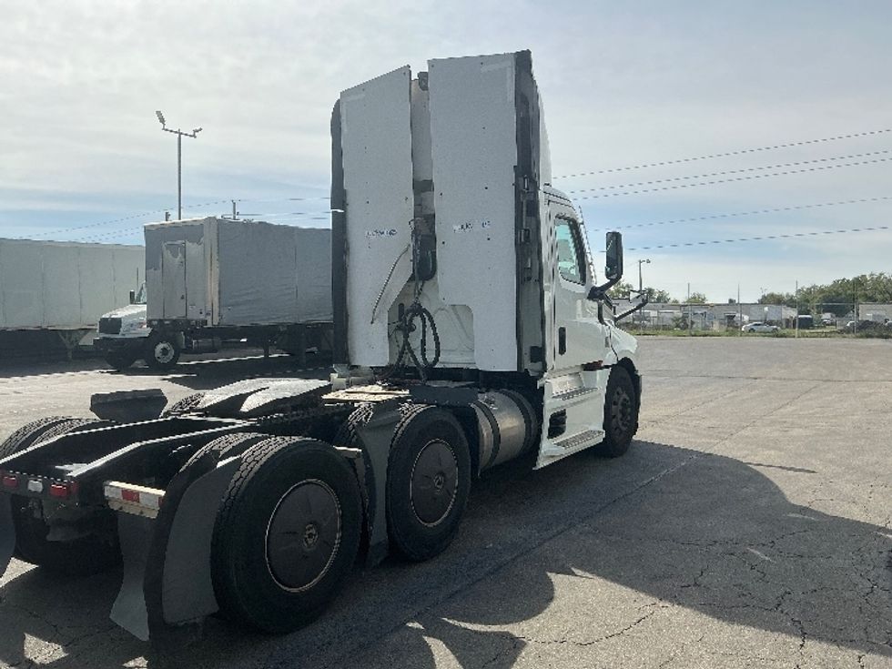 Day Cab Tractor-Heavy Duty Tractors-Freightliner-2022-T12664ST-Piqua-OH-664,475\n\t\tmiles-$ 33,000 - Image 7