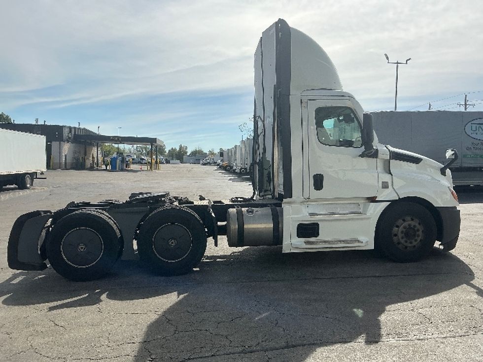 Day Cab Tractor-Heavy Duty Tractors-Freightliner-2022-T12664ST-Piqua-OH-664,475\n\t\tmiles-$ 33,000 - Image 8