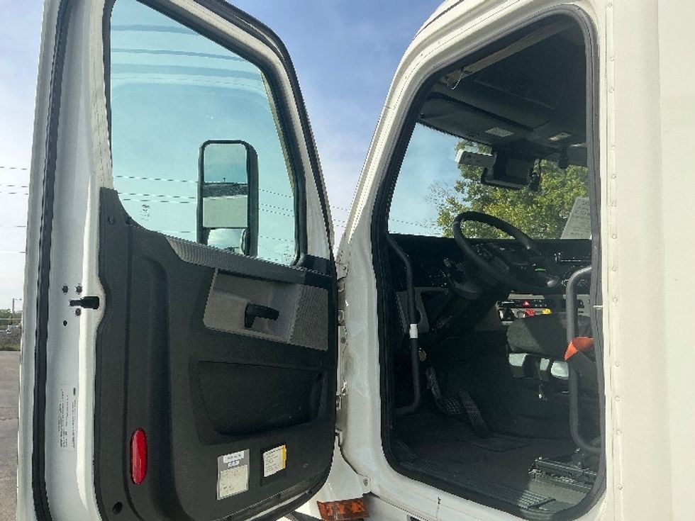 Day Cab Tractor-Heavy Duty Tractors-Freightliner-2022-T12664ST-Piqua-OH-664,475\n\t\tmiles-$ 33,000 - Image 9