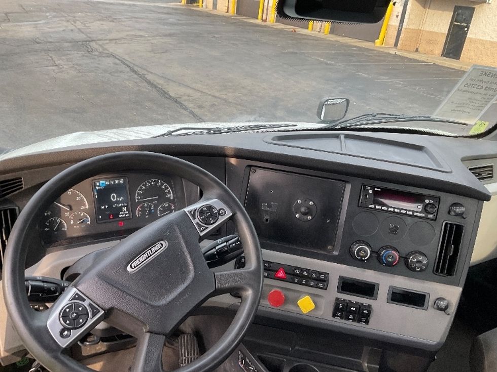Day Cab Tractor-Heavy Duty Tractors-Freightliner-2022-T12664ST-Piqua-OH-673,087\n\t\tmiles-$ 33,000 - Image 11