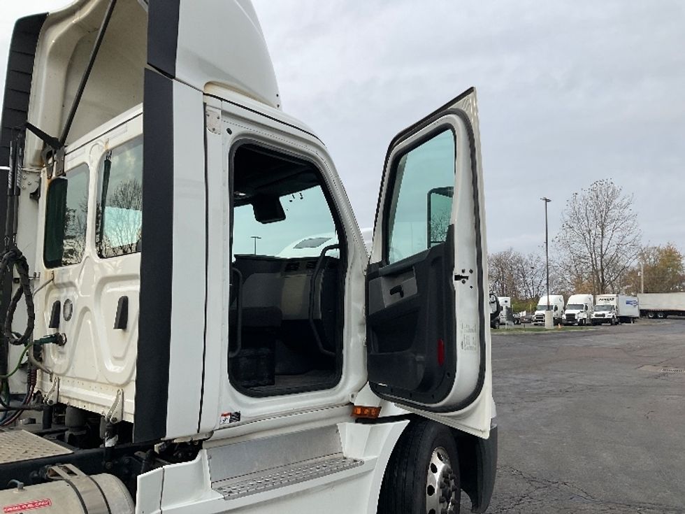 Day Cab Tractor-Heavy Duty Tractors-Freightliner-2022-T12664ST-Piqua-OH-673,087\n\t\tmiles-$ 33,000 - Image 12