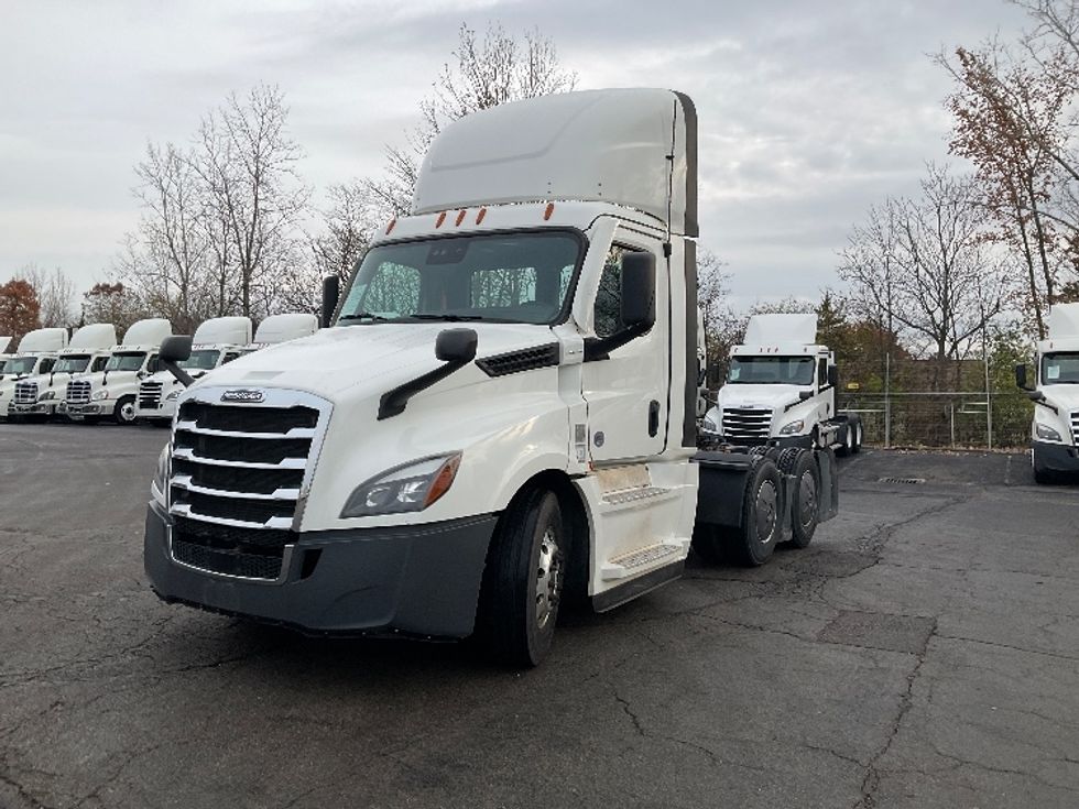 Day Cab Tractor-Heavy Duty Tractors-Freightliner-2022-T12664ST-Piqua-OH-673,087\n\t\tmiles-$ 33,000 - Image 3