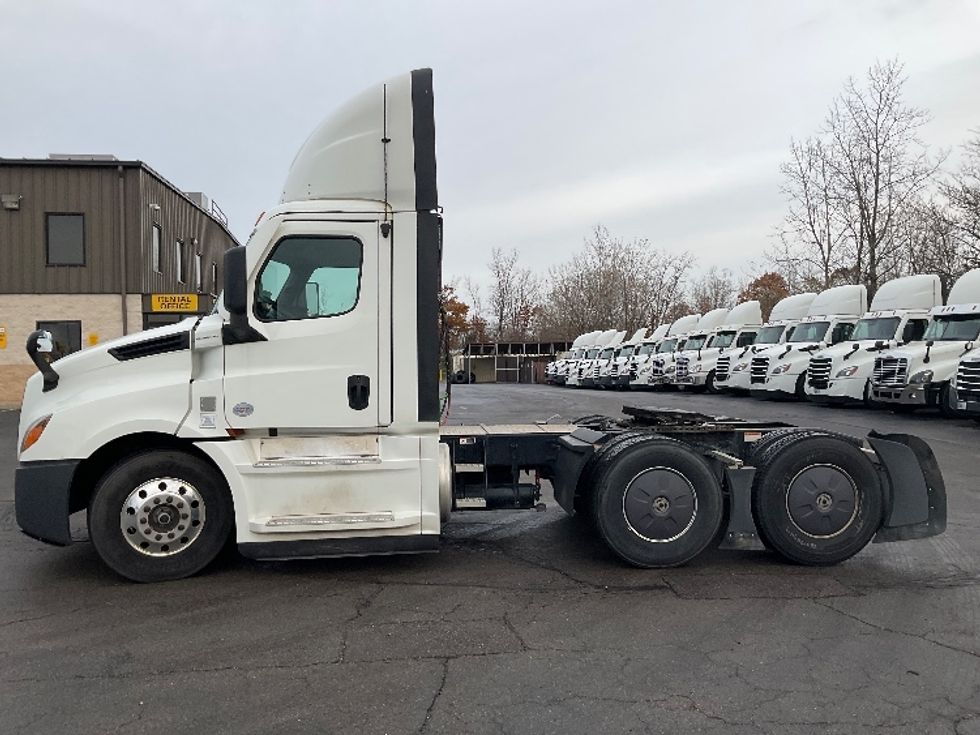 Day Cab Tractor-Heavy Duty Tractors-Freightliner-2022-T12664ST-Piqua-OH-673,087\n\t\tmiles-$ 33,000 - Image 4