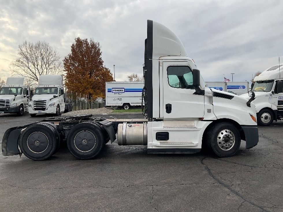 Day Cab Tractor-Heavy Duty Tractors-Freightliner-2022-T12664ST-Piqua-OH-673,087\n\t\tmiles-$ 33,000 - Image 8