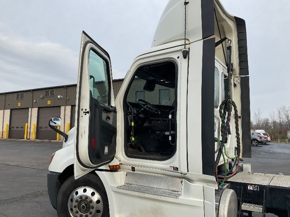 Day Cab Tractor-Heavy Duty Tractors-Freightliner-2022-T12664ST-Piqua-OH-673,087\n\t\tmiles-$ 33,000 - Image 9