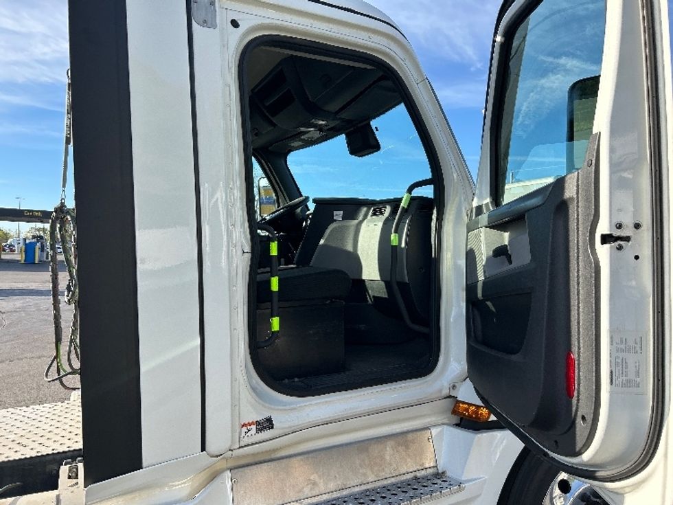 Day Cab Tractor-Heavy Duty Tractors-Freightliner-2022-T12664ST-Piqua-OH-683,960\n\t\tmiles-$ 33,000 - Image 12