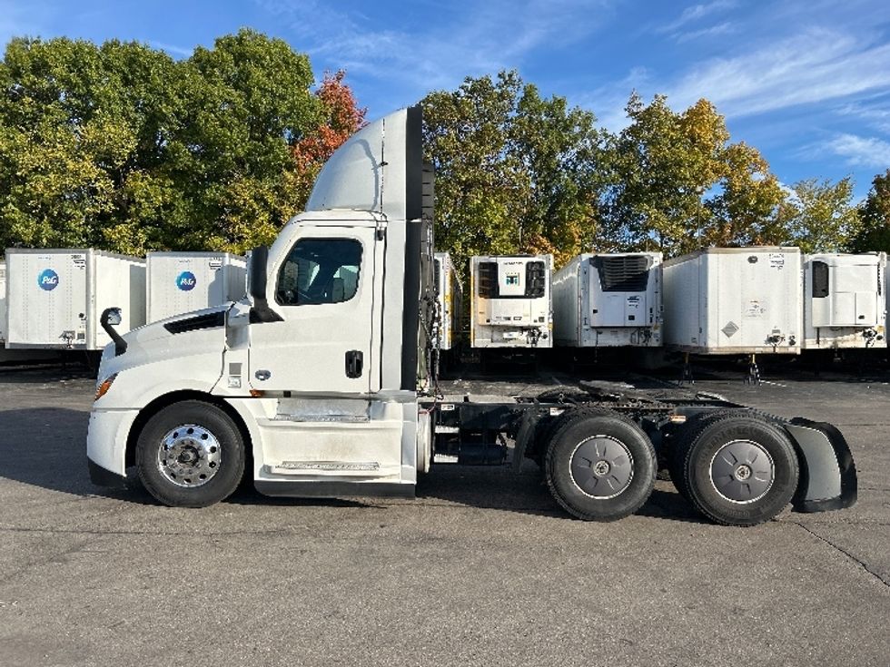Day Cab Tractor-Heavy Duty Tractors-Freightliner-2022-T12664ST-Piqua-OH-683,960\n\t\tmiles-$ 33,000 - Image 4