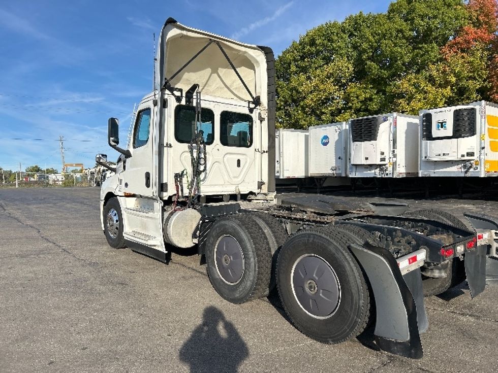 Day Cab Tractor-Heavy Duty Tractors-Freightliner-2022-T12664ST-Piqua-OH-683,960\n\t\tmiles-$ 33,000 - Image 5