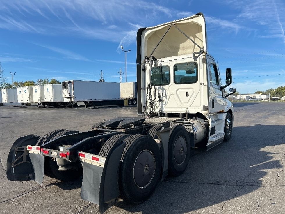 Day Cab Tractor-Heavy Duty Tractors-Freightliner-2022-T12664ST-Piqua-OH-683,960\n\t\tmiles-$ 33,000 - Image 7