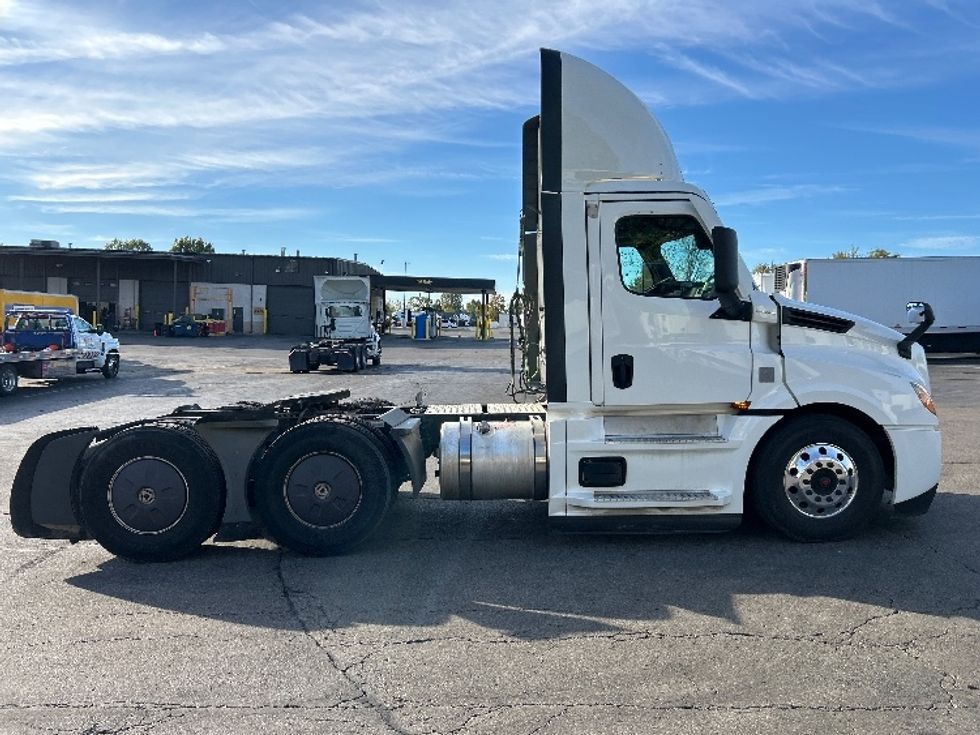 Day Cab Tractor-Heavy Duty Tractors-Freightliner-2022-T12664ST-Piqua-OH-683,960\n\t\tmiles-$ 33,000 - Image 8