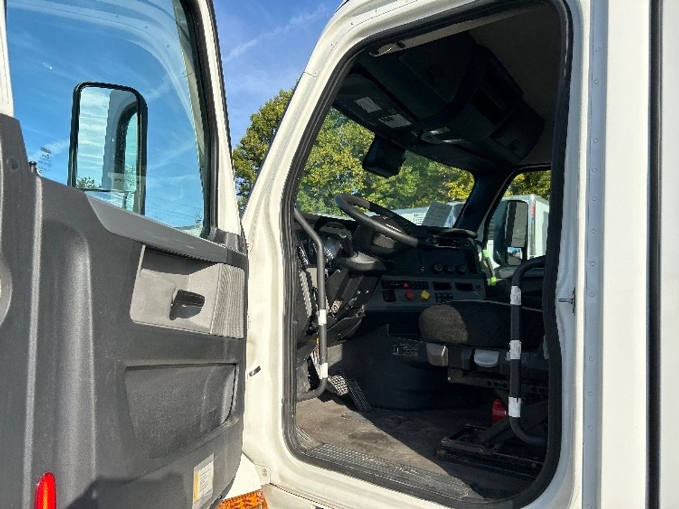Day Cab Tractor-Heavy Duty Tractors-Freightliner-2022-T12664ST-Piqua-OH-683,960\n\t\tmiles-$ 33,000 - Image 9