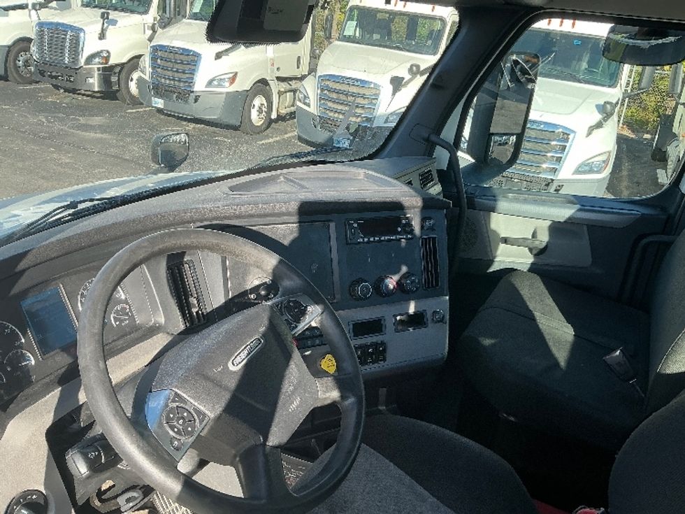 Day Cab Tractor-Heavy Duty Tractors-Freightliner-2022-T12664ST-Piqua-OH-684,052\n\t\tmiles-$ 33,000 - Image 10