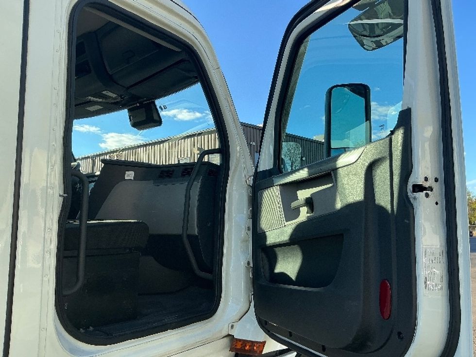Day Cab Tractor-Heavy Duty Tractors-Freightliner-2022-T12664ST-Piqua-OH-684,052\n\t\tmiles-$ 33,000 - Image 12