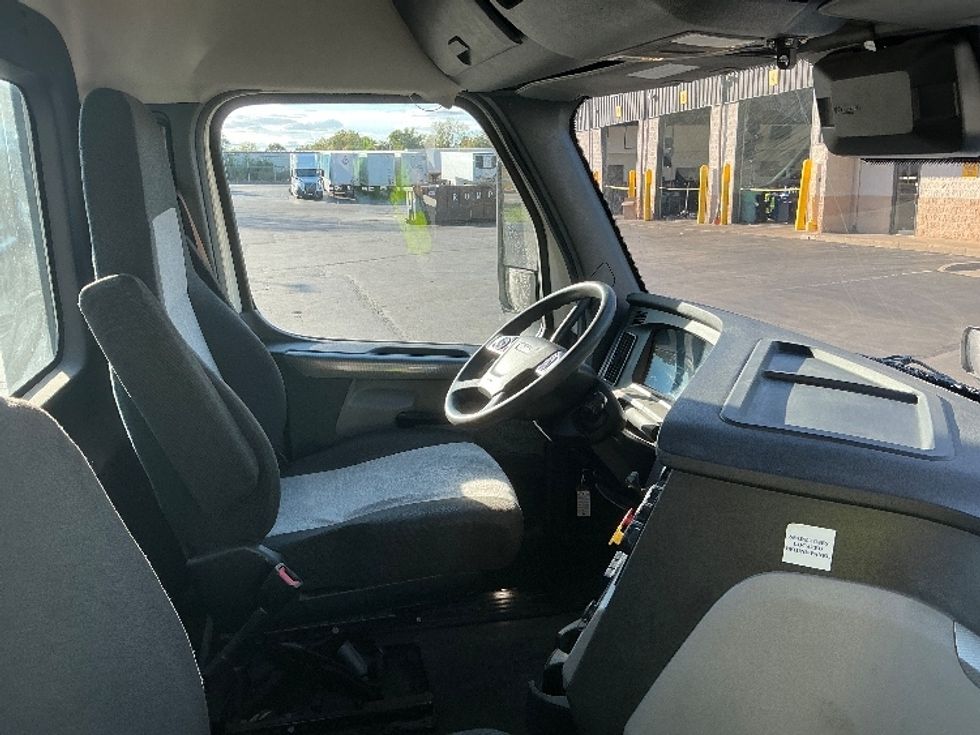 Day Cab Tractor-Heavy Duty Tractors-Freightliner-2022-T12664ST-Piqua-OH-684,052\n\t\tmiles-$ 33,000 - Image 14