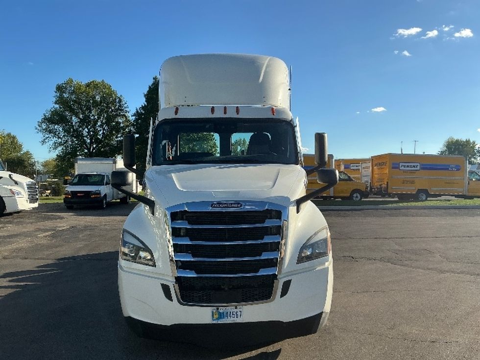 Day Cab Tractor-Heavy Duty Tractors-Freightliner-2022-T12664ST-Piqua-OH-684,052\n\t\tmiles-$ 33,000 - Image 2