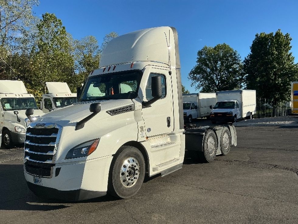 Day Cab Tractor-Heavy Duty Tractors-Freightliner-2022-T12664ST-Piqua-OH-684,052\n\t\tmiles-$ 33,000 - Image 3