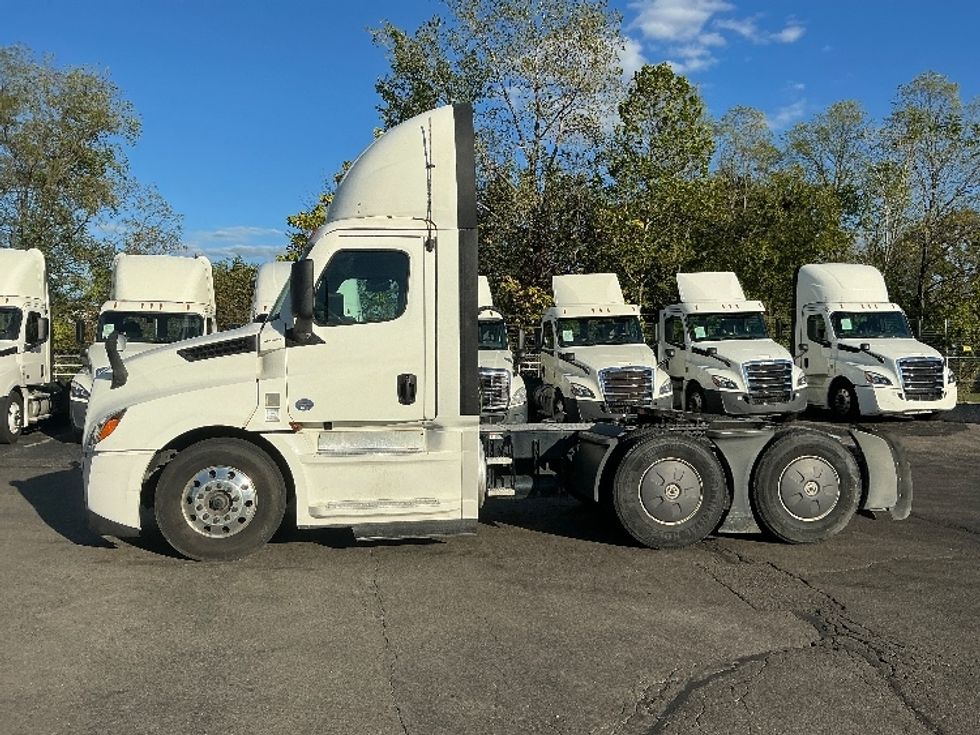 Day Cab Tractor-Heavy Duty Tractors-Freightliner-2022-T12664ST-Piqua-OH-684,052\n\t\tmiles-$ 33,000 - Image 4