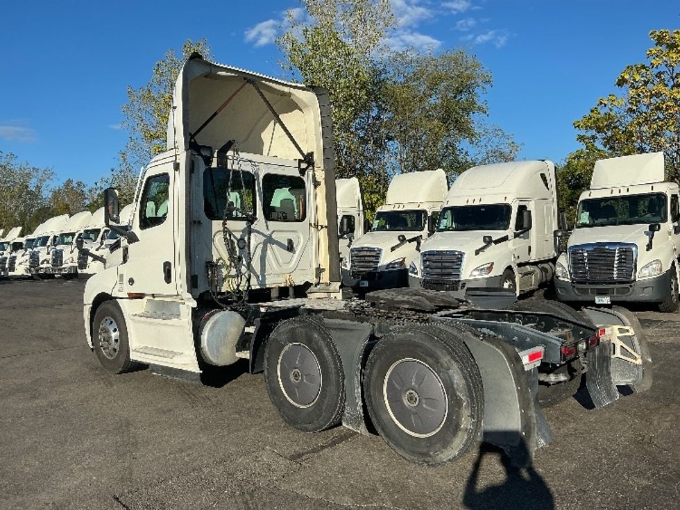 Day Cab Tractor-Heavy Duty Tractors-Freightliner-2022-T12664ST-Piqua-OH-684,052\n\t\tmiles-$ 33,000 - Image 5