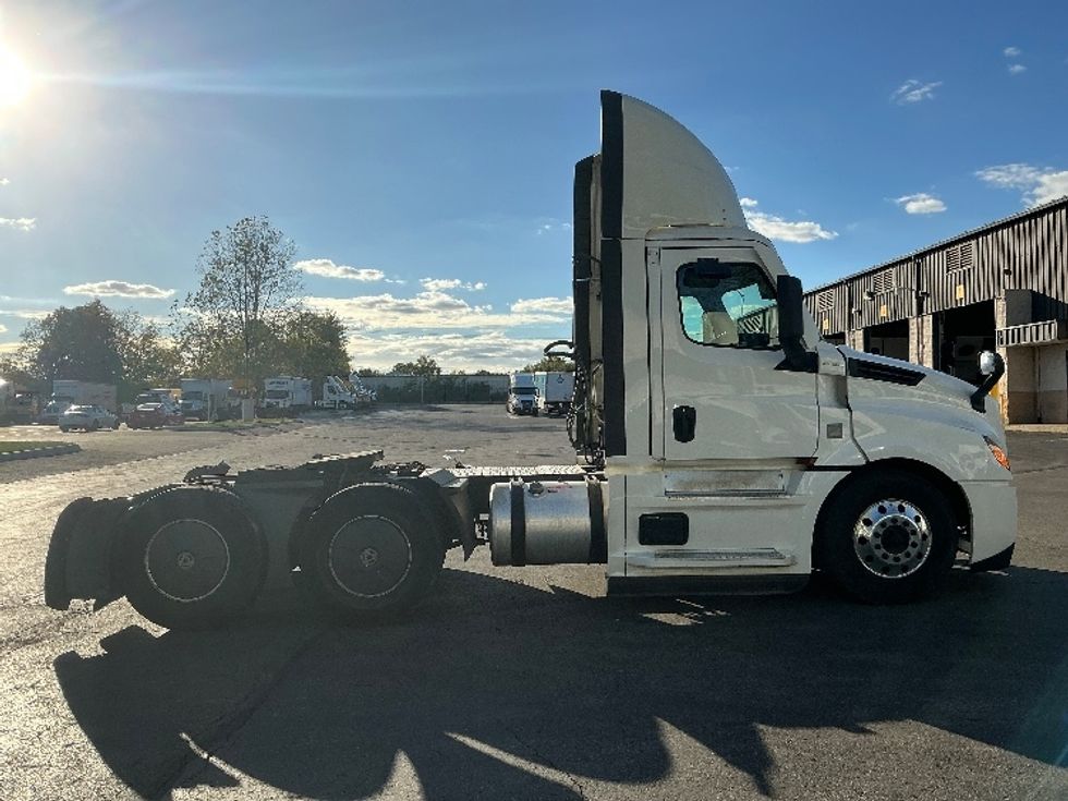 Day Cab Tractor-Heavy Duty Tractors-Freightliner-2022-T12664ST-Piqua-OH-684,052\n\t\tmiles-$ 33,000 - Image 8