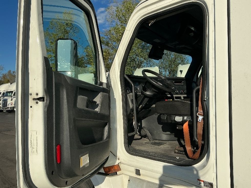 Day Cab Tractor-Heavy Duty Tractors-Freightliner-2022-T12664ST-Piqua-OH-684,052\n\t\tmiles-$ 33,000 - Image 9