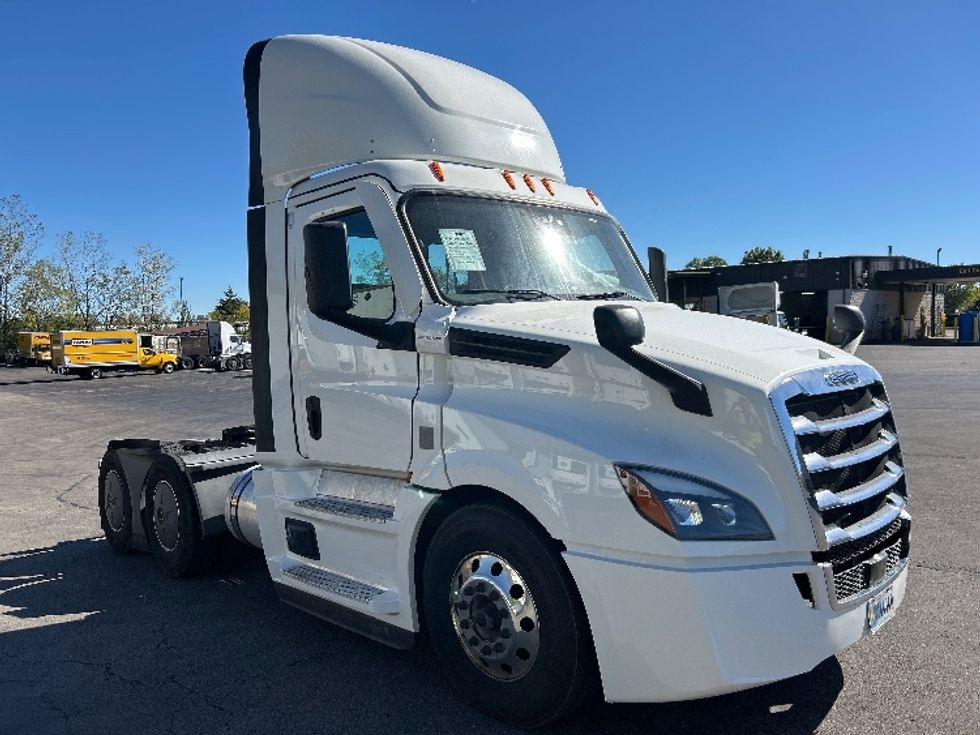 Day Cab Tractor-Heavy Duty Tractors-Freightliner-2022-T12664ST-Piqua-OH-700,844\n\t\tmiles-$ 33,000 - Image 1