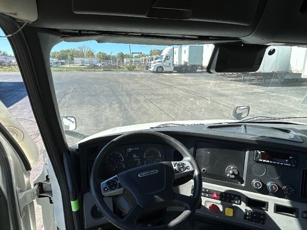 Day Cab Tractor-Heavy Duty Tractors-Freightliner-2022-T12664ST-Piqua-OH-700,844\n\t\tmiles-$ 33,000 - Image 11