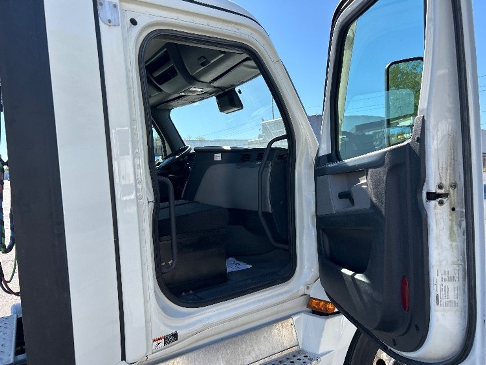 Day Cab Tractor-Heavy Duty Tractors-Freightliner-2022-T12664ST-Piqua-OH-700,844\n\t\tmiles-$ 33,000 - Image 12