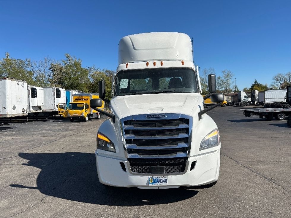 Day Cab Tractor-Heavy Duty Tractors-Freightliner-2022-T12664ST-Piqua-OH-700,844\n\t\tmiles-$ 33,000 - Image 2