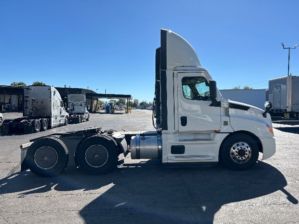 Day Cab Tractor-Heavy Duty Tractors-Freightliner-2022-T12664ST-Piqua-OH-700,844\n\t\tmiles-$ 33,000 - Image 8