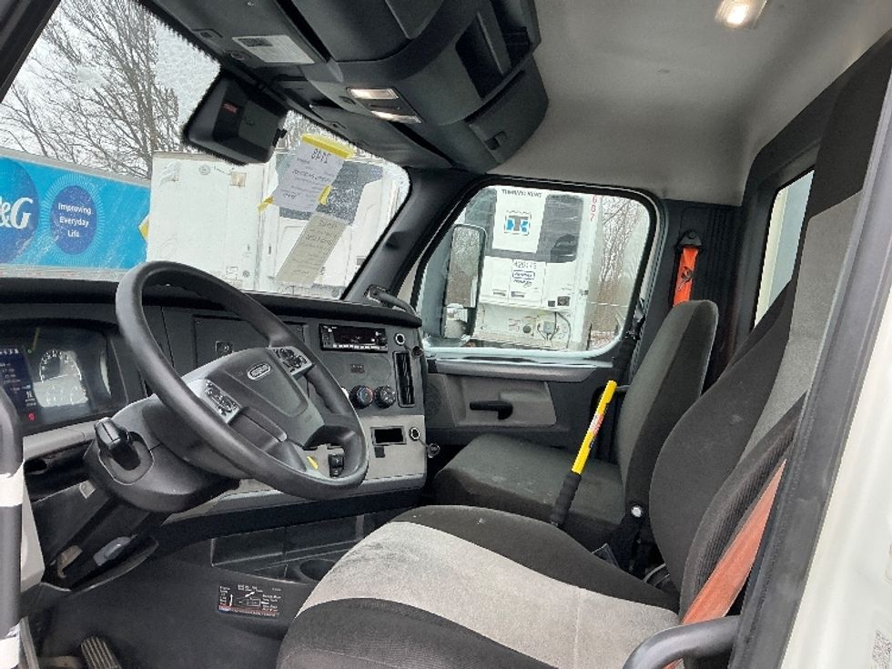 Day Cab Tractor-Heavy Duty Tractors-Freightliner-2022-T12664ST-Piqua-OH-710,359\n\t\tmiles-$ 33,000 - Image 10