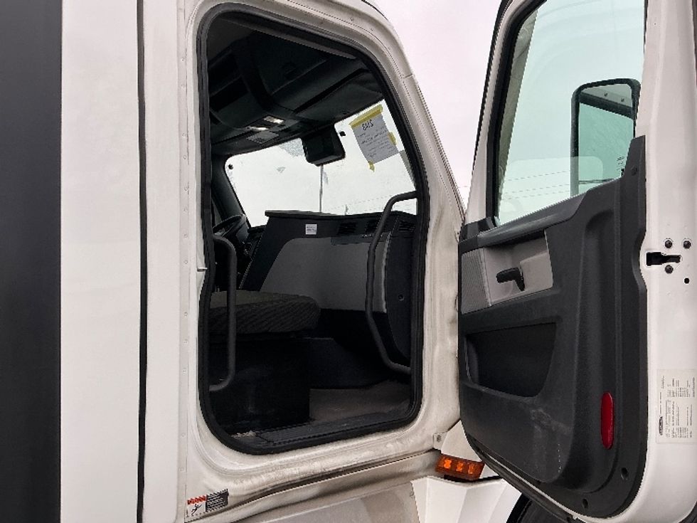 Day Cab Tractor-Heavy Duty Tractors-Freightliner-2022-T12664ST-Piqua-OH-710,359\n\t\tmiles-$ 33,000 - Image 12