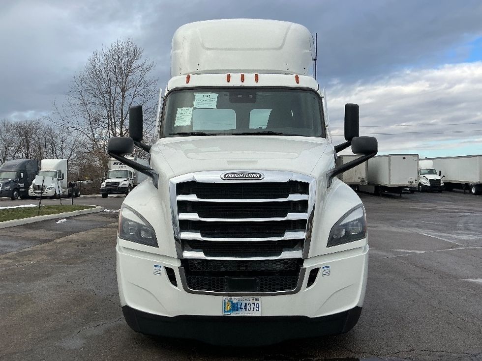 Day Cab Tractor-Heavy Duty Tractors-Freightliner-2022-T12664ST-Piqua-OH-710,359\n\t\tmiles-$ 33,000 - Image 2