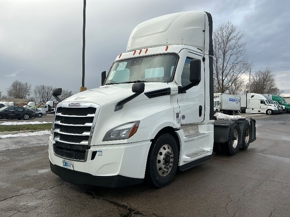 Day Cab Tractor-Heavy Duty Tractors-Freightliner-2022-T12664ST-Piqua-OH-710,359\n\t\tmiles-$ 33,000 - Image 3