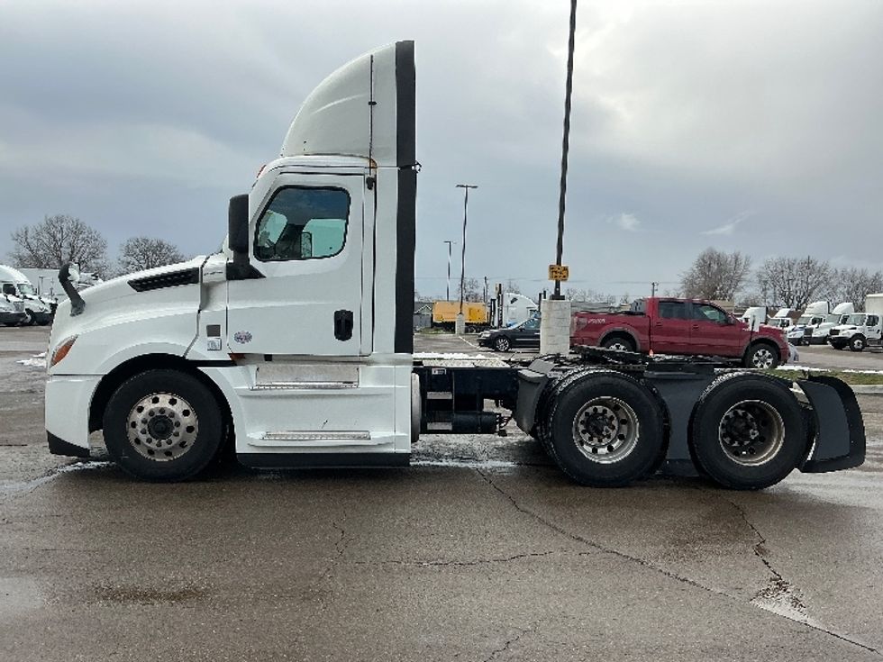 Day Cab Tractor-Heavy Duty Tractors-Freightliner-2022-T12664ST-Piqua-OH-710,359\n\t\tmiles-$ 33,000 - Image 4