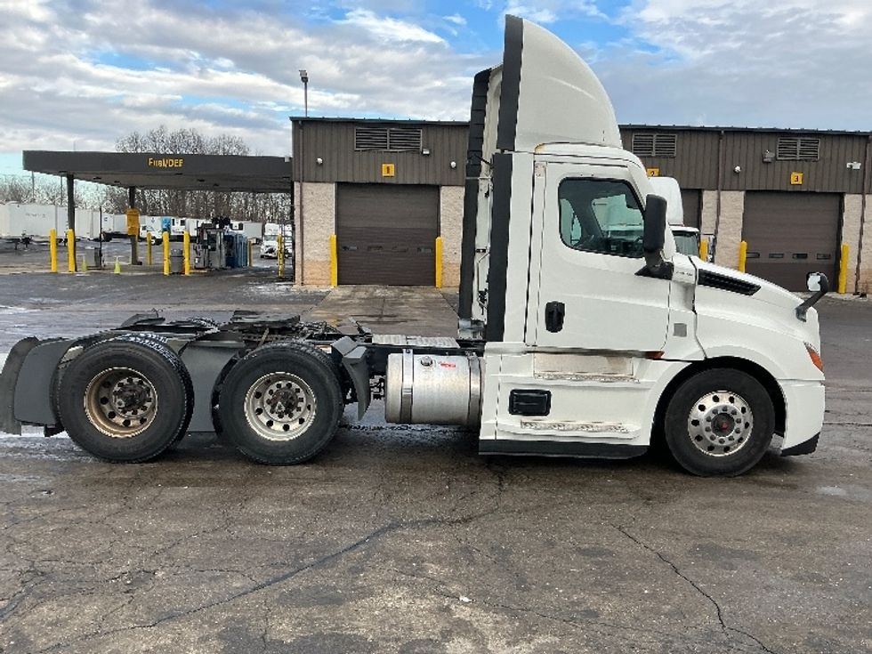 Day Cab Tractor-Heavy Duty Tractors-Freightliner-2022-T12664ST-Piqua-OH-710,359\n\t\tmiles-$ 33,000 - Image 8