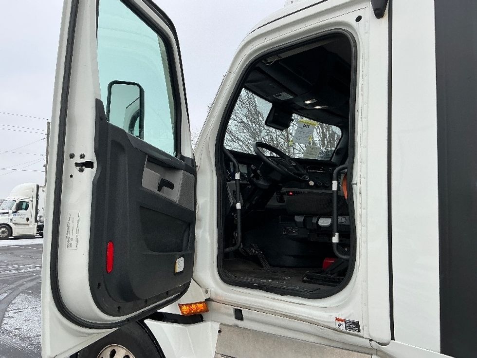 Day Cab Tractor-Heavy Duty Tractors-Freightliner-2022-T12664ST-Piqua-OH-710,359\n\t\tmiles-$ 33,000 - Image 9