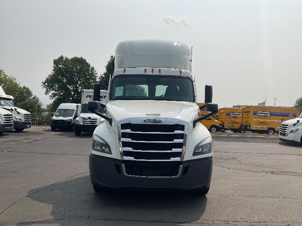 Day Cab Tractor-Heavy Duty Tractors-Freightliner-2022-T12664ST-Piqua-OH-713,003\n\t\tmiles-$ 33,000 - Image 2