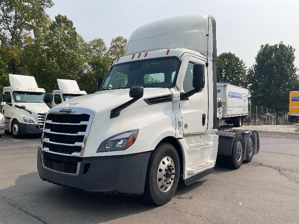 Day Cab Tractor-Heavy Duty Tractors-Freightliner-2022-T12664ST-Piqua-OH-713,003\n\t\tmiles-$ 33,000 - Image 3