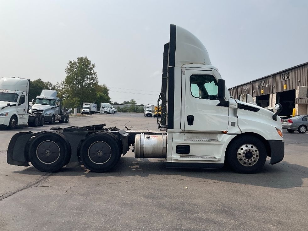 Day Cab Tractor-Heavy Duty Tractors-Freightliner-2022-T12664ST-Piqua-OH-713,003\n\t\tmiles-$ 33,000 - Image 8