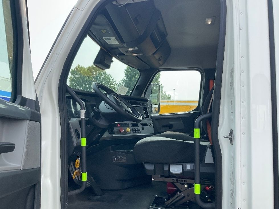 Day Cab Tractor-Heavy Duty Tractors-Freightliner-2022-T12664ST-Piqua-OH-713,003\n\t\tmiles-$ 33,000 - Image 9