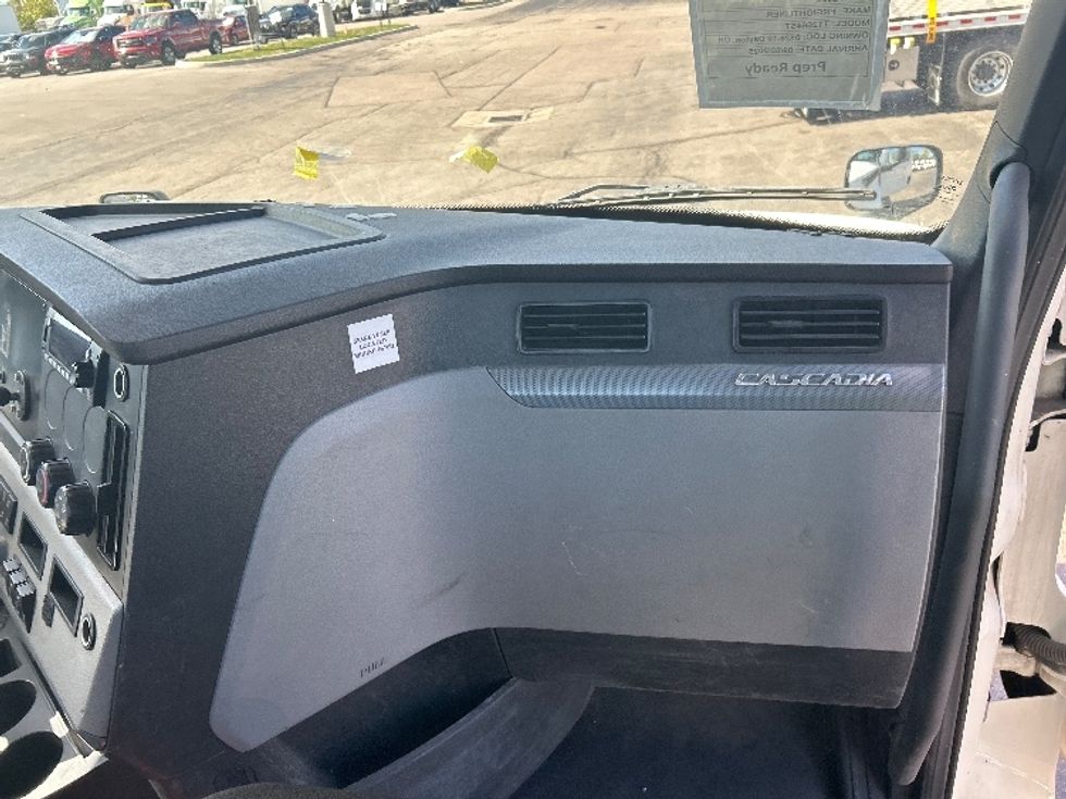 Day Cab Tractor-Heavy Duty Tractors-Freightliner-2022-T12664ST-Piqua-OH-736,923\n\t\tmiles-$ 33,000 - Image 13