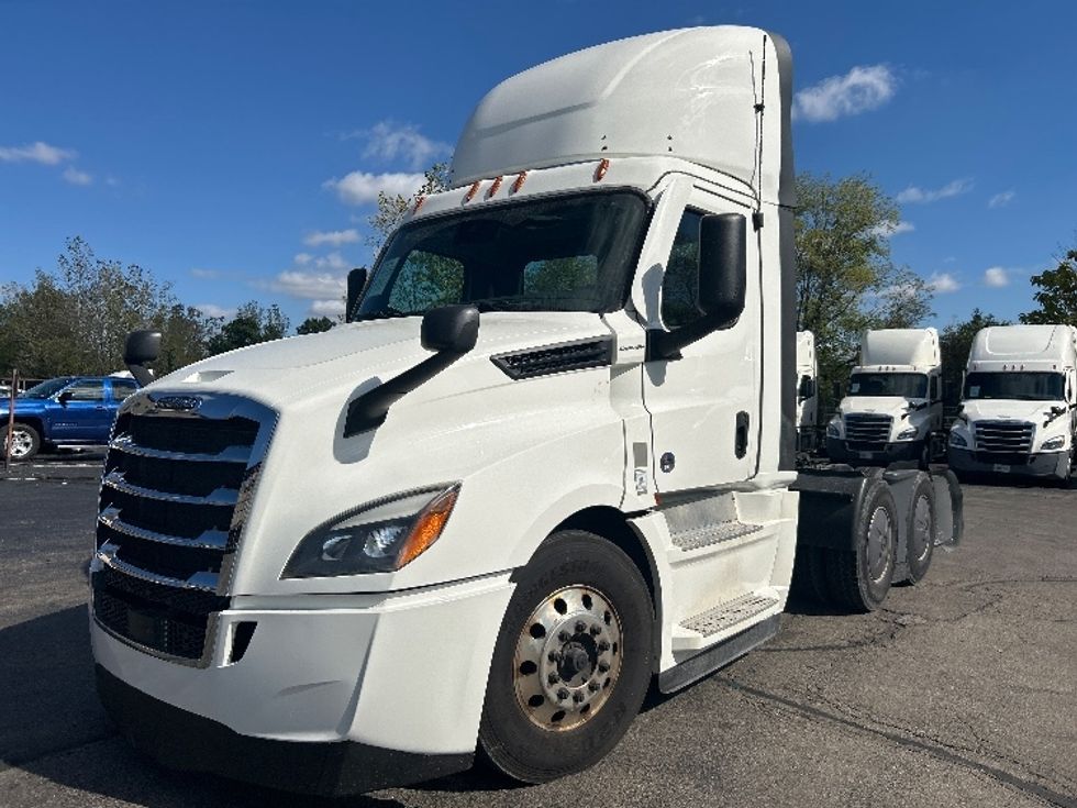 Day Cab Tractor-Heavy Duty Tractors-Freightliner-2022-T12664ST-Piqua-OH-736,923\n\t\tmiles-$ 33,000 - Image 3