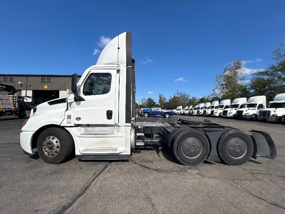 Day Cab Tractor-Heavy Duty Tractors-Freightliner-2022-T12664ST-Piqua-OH-736,923\n\t\tmiles-$ 33,000 - Image 4
