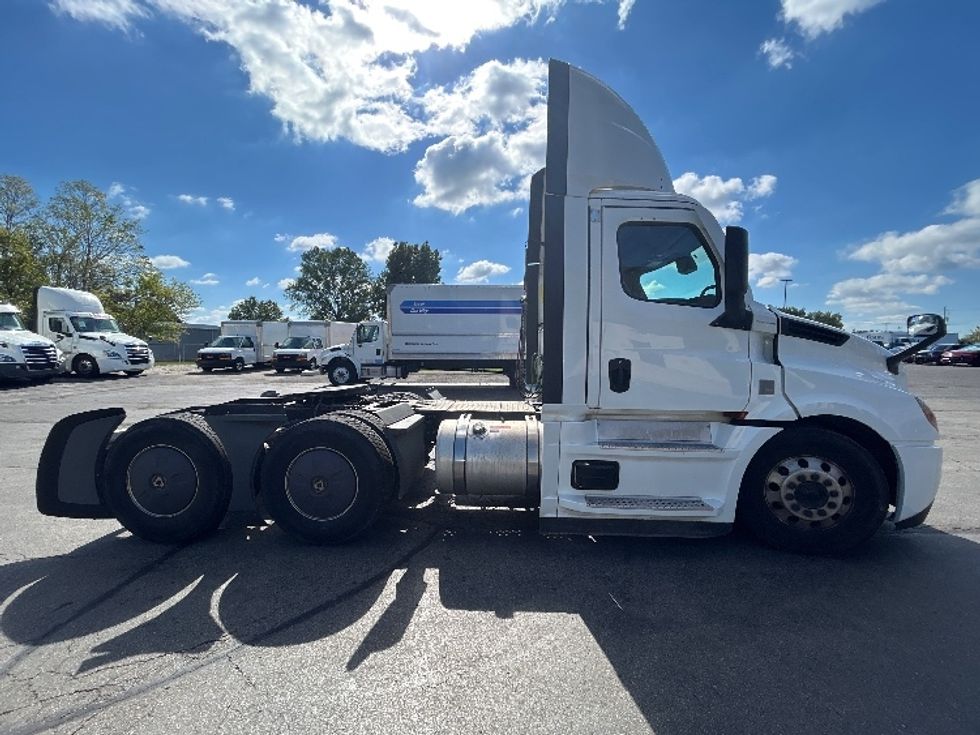 Day Cab Tractor-Heavy Duty Tractors-Freightliner-2022-T12664ST-Piqua-OH-736,923\n\t\tmiles-$ 33,000 - Image 8