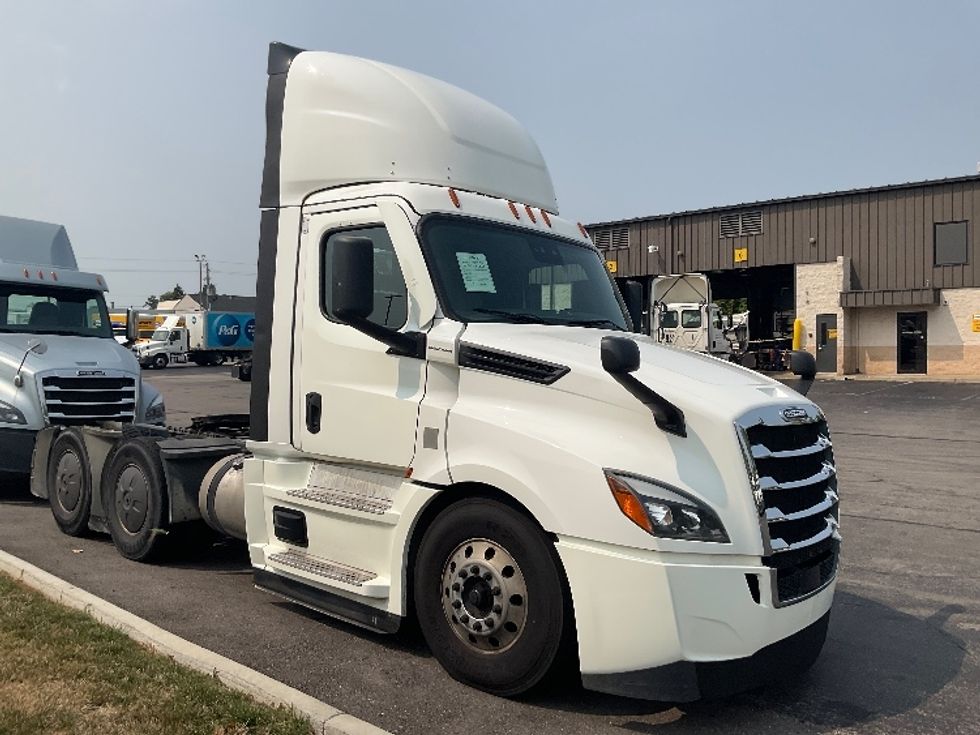 Day Cab Tractor-Heavy Duty Tractors-Freightliner-2022-T12664ST-Piqua-OH-749,945\n\t\tmiles-$ 34,000 - Image 1