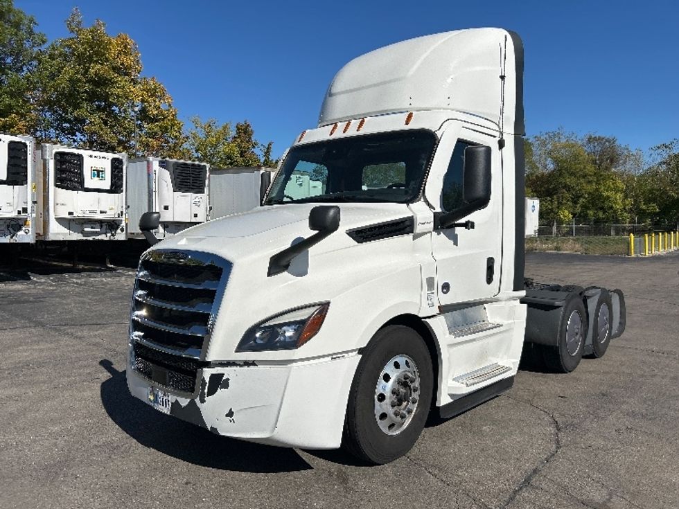 Day Cab Tractor-Heavy Duty Tractors-Freightliner-2022-T12664ST-Piqua-OH-764,394\n\t\tmiles-$ 33,000 - Image 3